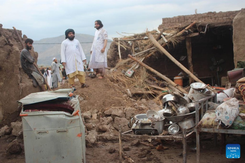 Watu wakiangalia uharibifu baada ya mafuriko makubwa katika Wilaya ya Surkh Rod, Jimbo la Nangarhar, Afghanistan, tarehe 15 Julai 2024. (Picha na Aimal Zahir/Xinhua)