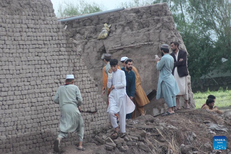 Watu wakiangalia uharibifu baada ya mafuriko makubwa katika Wilaya ya Surkh Rod, Jimbo la Nangarhar, Afghanistan, tarehe 15 Julai 2024. (Picha na Aimal Zahir/Xinhua)