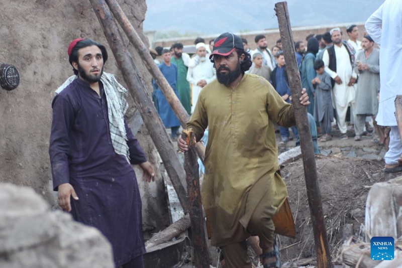 Watu wakiangalia uharibifu baada ya mafuriko makubwa katika Wilaya ya Surkh Rod, Jimbo la Nangarhar, Afghanistan, tarehe 15 Julai 2024. (Picha na Aimal Zahir/Xinhua)