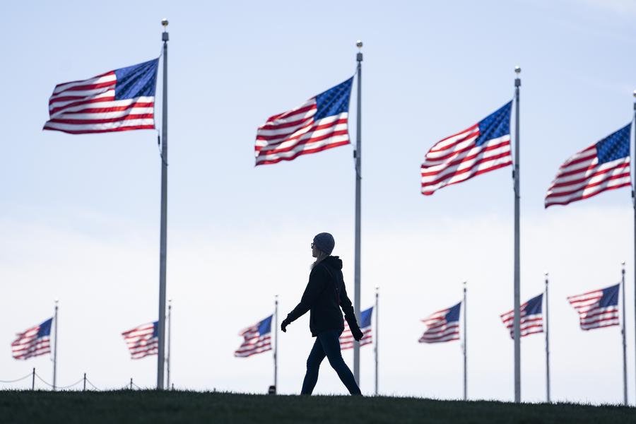 Mwanamke akitembelea uwanja wa National Mall mjini Washington, D.C., Marekani, tarehe 29 Machi 2022. (Xinhua/Liu Jie)