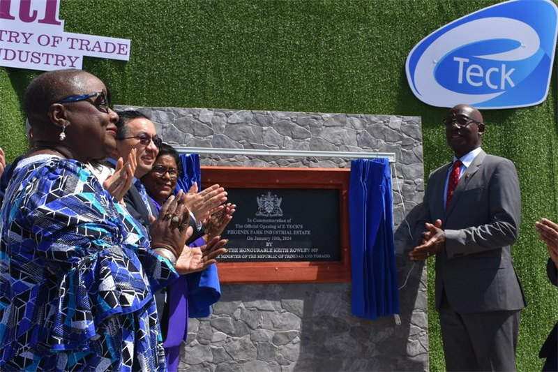 Waziri Mkuu wa Trinidad na Tobago Keith Rowley (wa kwanza kulia), Waziri wa Biashara na Viwanda Paula Gopee-Scoon (wa tatu kushoto), Balozi wa China nchini Trinidad na Tobago Fang Qiu (wa pili kushoto) na maafisa wengine wakihudhuria hafla ya uzinduzi wa Eneo Maalum la Viwanda la Phoenix huko Joint Lisas, bandari ya pili kwa ukubwa Trinidad na Tobago, Januari 10, 2024. (Xinhua/Zhu Wanjun)