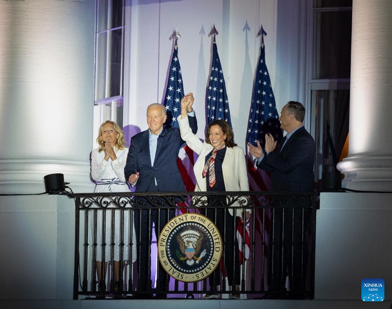 Rais wa Marekani Joe Biden na Makamu Rais Kamala Harris wakitazama fashifashi za fataki za Siku ya Uhuru zikioneshwa katika Ikulu ya Marekani White House mjini Washington, D.C., Marekani, Julai 4, 2024. Marekani (Xinhua/Hu Yousong)