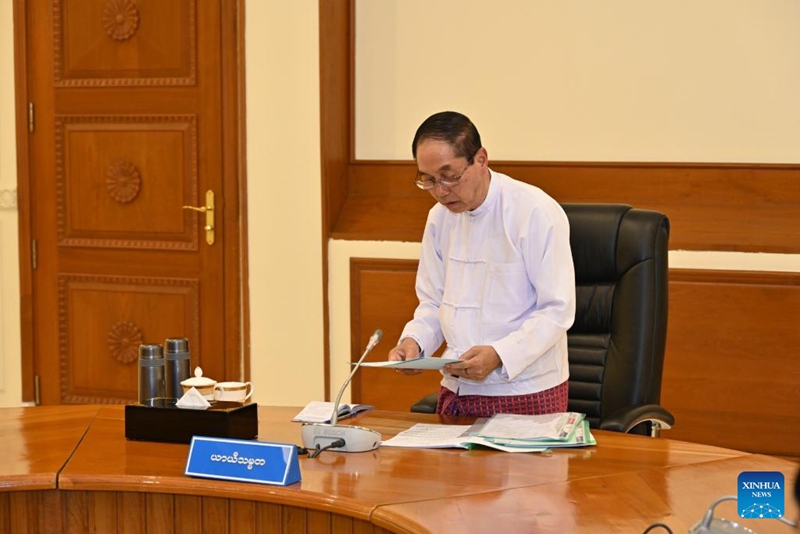 Picha ya kumbukumbu iliyopigwa Januari 31, 2024 ikimuonyesha Kaimu Rais wa Myanmar U Myint Swe akiwa kwenye mkutano wa Baraza la Taifa la Ulinzi na Usalama la Myanmar huko Nay Pyi Taw, Myanmar. (Wizara ya Habari ya Myanmar / kupitia Xinhua)