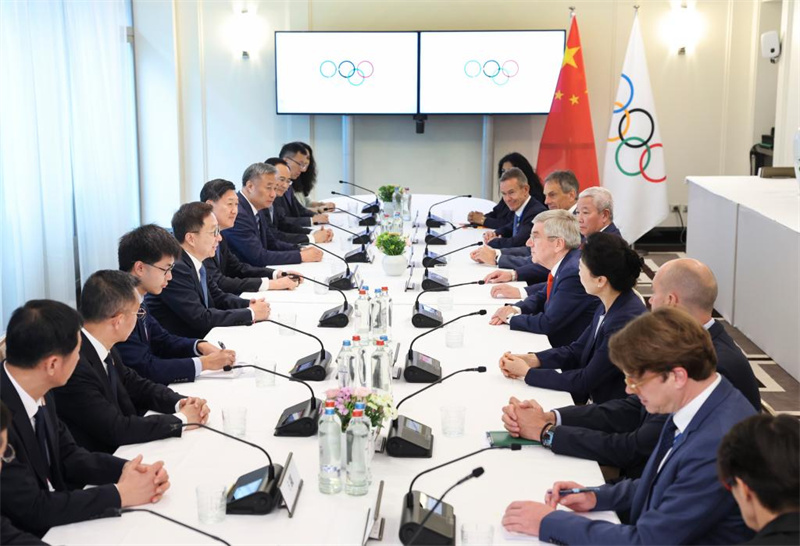 Makamu Rais wa China Han Zheng, ambaye pia ni mwakilishi maalum wa Rais Xi Jinping wa China, akikutana na Rais wa Kamati ya Kimataifa ya Olimpiki (IOC), Thomas Bach mjini Paris, Ufaransa, Julai 27, 2024. (Xinhua/Pang Xinglei)