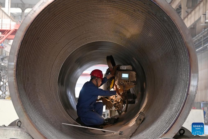 Mfanyakazi akifanya kazi ya kuchomeka kwenye karakana ya Eneo la Viwanda vya Zana na Vifaa vya Teknoloja ya Hali ya Juu la Kundi la LS la Lanzhou katika Mkoa wa Gansu, kaskazini-magharibi mwa China, Julai 25, 2024. (Xinhua/Fan Peishen)