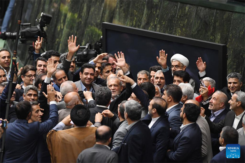 Masoud Pezeshkian (Katikati) akipunga mkono wakati akitoka kwenye hafla ya kuapishwa kwake iliyofanyika katika bunge mjini Tehran, Iran, Julai 30, 2024. (Xinhua/Shadati)