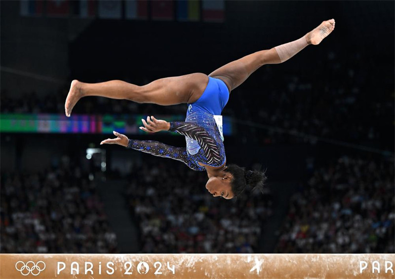 Simone Biles wa Marekani akishindana kwenye fainali kuweka mizania ya mwili ya mchezo ya jimnastiki ya pande zote kwa wanawake kwenye Michezo ya Olimpiki ya Paris, Agosti 1, 2024. (Xinhua/Cheng Min)