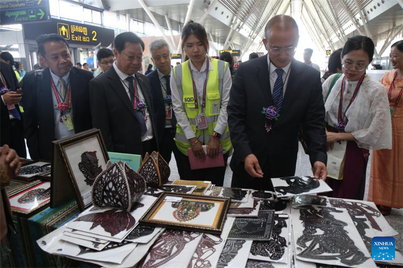 Watu wakitembelea maonyesho ya vitu vya urithi wa kitamaduni usioshikika wa Mkoa wa Yunnan, Kusini-Magharibi mwa China na Cambodia kwenye hafla ya uzinduzi wa Ukanda wa Utamaduni wa China na Cambodia katika Uwanja wa Ndege wa Kimataifa wa Angkor wa mji wa Siem Reap, kaskazini-magharibi mwa Cambodia Agosti 6, 2024. (Picha na Sao Khuth/Xinhua)