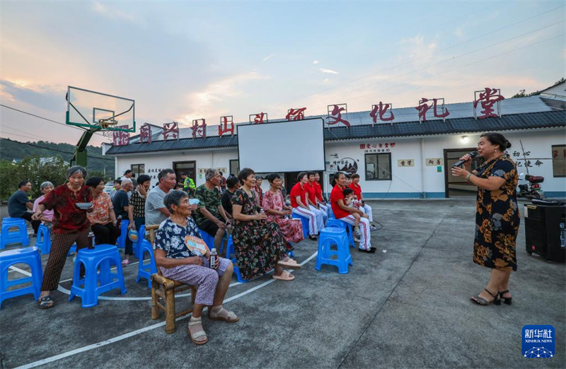 Kuleta Faida za Kitamaduni kwa?Watu na kupelekea Opera maeneo ya vijijini Katika Mji Zhuji, Zhejiang, China