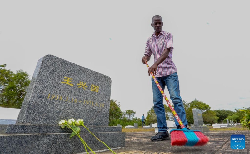 Saidi, mtunza makaburi, akisafisha makaburi ya Gongo la Mboto huko Dar es Salaam, Tanzania, Agosti 12, 2024. (Picha na Emmanuel Herman/Xinhua)