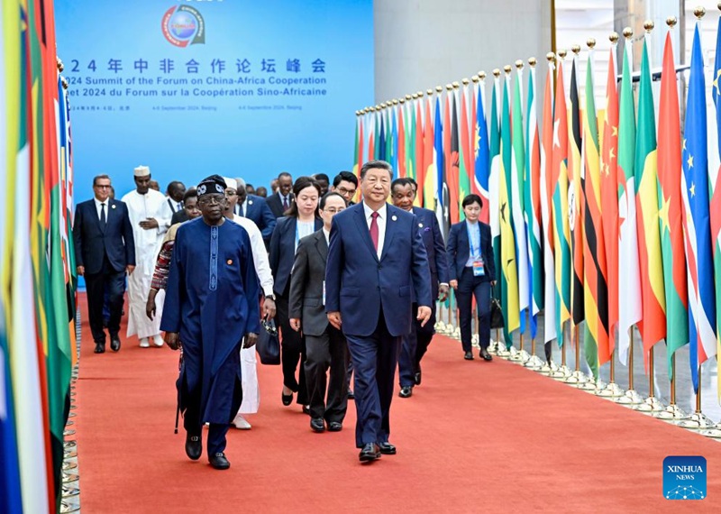 Rais Xi Jinping wa China na viongozi wa kigeni wakiwasili kuhudhuria hafla ya ufunguzi wa Mkutano wa Kilele wa 2024 wa Baraza la Ushirikiano kati ya China na Afrika (FOCAC) kwenye Jumba la Mikutano ya Umma mjini Beijing, China, Septemba 5, 2024. (Xinhua/Yin Bogu)