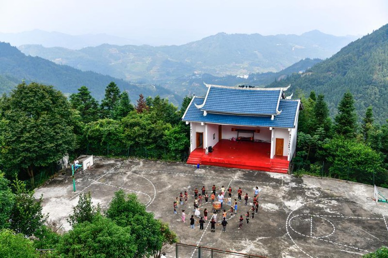 Meng Rongda akifundisha wanafunzi kucheza ngoma ya kabila la Wayao kwenye kituo cha mafunzo cha Zhongzhai katika Mji mdogo wa Xishan wa Wilaya ya Congjiang, Mkoa wa Guizhou, kusini-magharibi mwa China, Septemba 6, 2024. (Xinhua/Yang Wenbin)