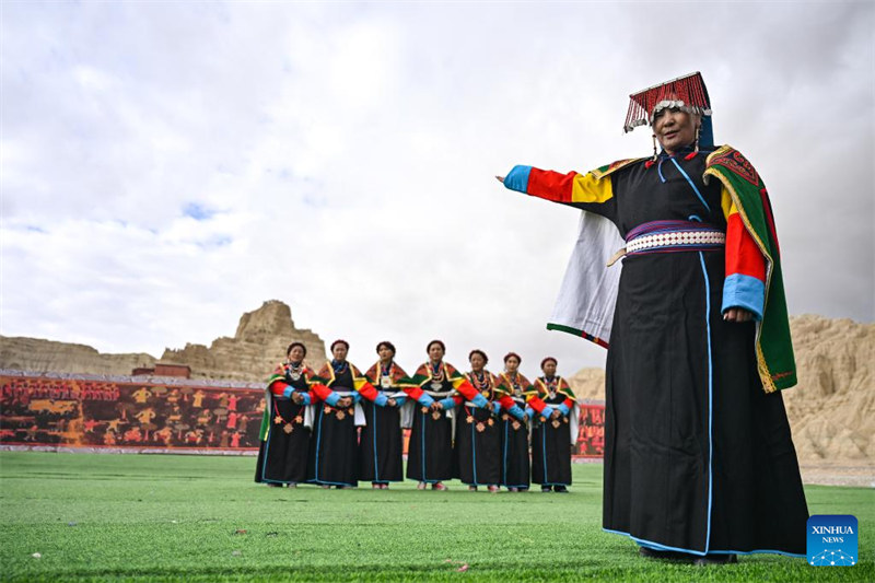 Watu wa kabila la Watibet watumbuiza Ngoma ya Xuan katika Mkoa wa Xizang, China