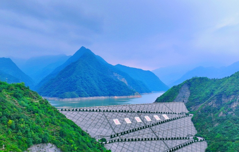 Picha ikionesha Bwawa la Maji la Jinpen kwenye Mto Heihe wa China wakati ujumbe wa waandishi wa habari ulipotembelea mradi huo katika Wilaya ya Zhouzhi, tarehe 9, Septemba. (Picha/Liu Zhengliang)