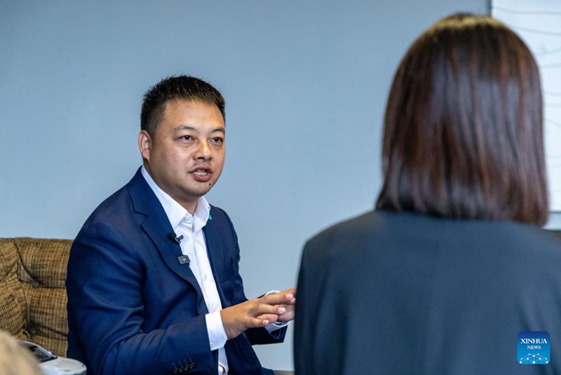 Li Xueyong (L), mkuu wa Kampuni ya Magari ya JETOUR, akizungumza kwenye mahojiano na Shirika la Habari la China, Xinhua mjini Johannesburg, Afrika Kusini, Septemba 20, 2024. (Xinhua/Zhang Yudong)