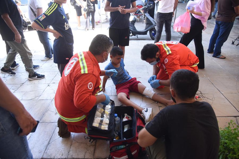 Madaktari wakitoa matibabu kwa mvulana aliyejeruhiwa huko Tripoli, Lebanon, Septemba 25, 2024. (Picha na Khaled Habashiti/Xinhua)