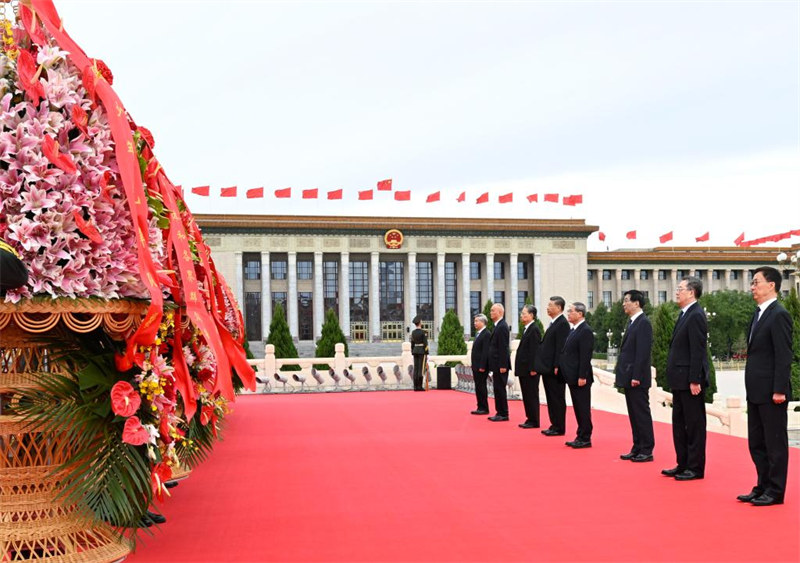 Rais wa China Xi Jinping na viongozi wengine wa Chama na serikali wakiwemo Li Qiang, Zhao Leji, Wang Huning, Cai Qi, Ding Xuexiang, Li Xi na Han Zheng wakihudhuria hafla ya kutoa vikapu vya maua kwa mashujaa waliofariki dunia iliyofanyika uwanja wa Tian'anmen mjini Beijing, mji mkuu wa China, Septemba 30, 2024. (Xinhua/Xie Huanchi)