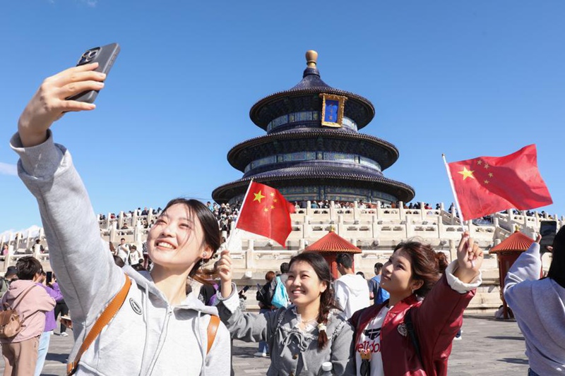 Watalii wakijipiga picha za selfie kwenye Bustani ya Tiantan mjini Beijing (Hekalu la Mbinguni/ Temple of Heaven)  Oktoba 1, 2024. (Picha na Chen Xiaogen/Xinhua)