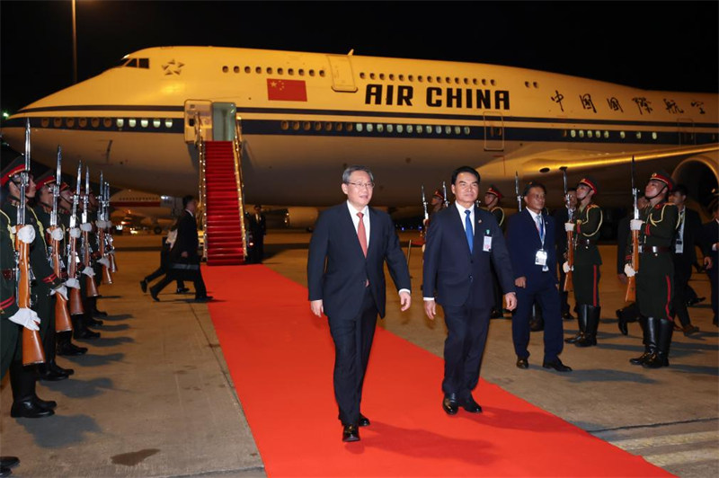 Waziri Mkuu wa China Li Qiang akiwasili kwenye Uwanja wa Ndege wa Kimataifa wa Wattay mjini Vientiane, Laos, Oktoba 9, 2024. (Xinhua/Ding Haitao)