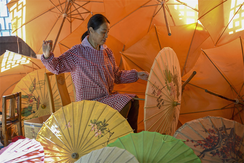 Wuyuan, Jiangxi, China: Miavuli ya karatasi ya Urithi wa Utamaduni Usioshikika inayotengenezwa kwa mikono yawa maarufu sokoni