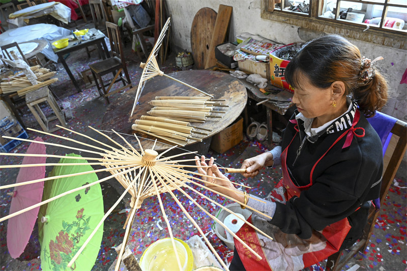 Wuyuan, Jiangxi, China: Miavuli ya karatasi ya Urithi wa Utamaduni Usioshikika inayotengenezwa kwa mikono yawa maarufu sokoni