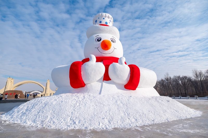 Sanamu Kubwa ya Theluji “Mr. Snowman” yaonekana rasmi kwa mara ya kwanza ikikaribisha watalii mjini Harbin, China