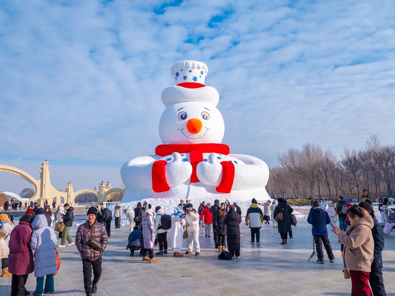 Sanamu Kubwa ya Theluji “Mr. Snowman” yaonekana rasmi kwa mara ya kwanza ikikaribisha watalii mjini Harbin, China