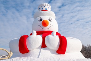 Sanamu Kubwa ya Theluji “Mr. Snowman” yaonekana rasmi kwa mara ya kwanza ikikaribisha watalii mjini Harbin, China