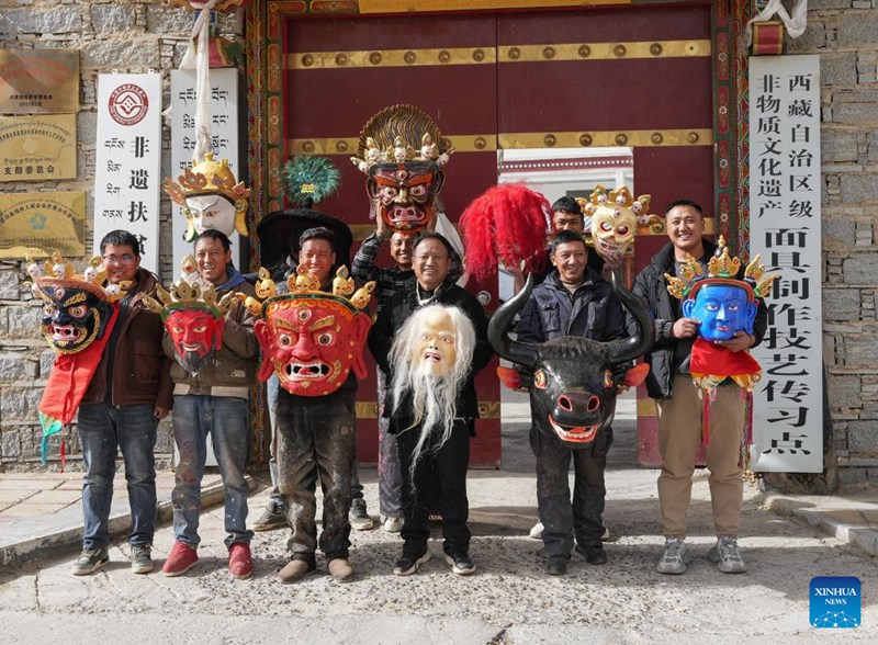 Habari picha: Mrithi wa ufundi wa jadi wa kutengeneza vinyago vya uso vya Kitibet mkoani Xizang, China