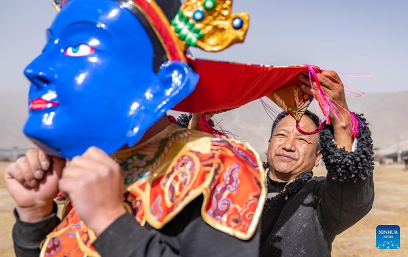 Habari picha: Mrithi wa ufundi wa jadi wa kutengeneza vinyago vya uso vya Kitibet mkoani Xizang, China