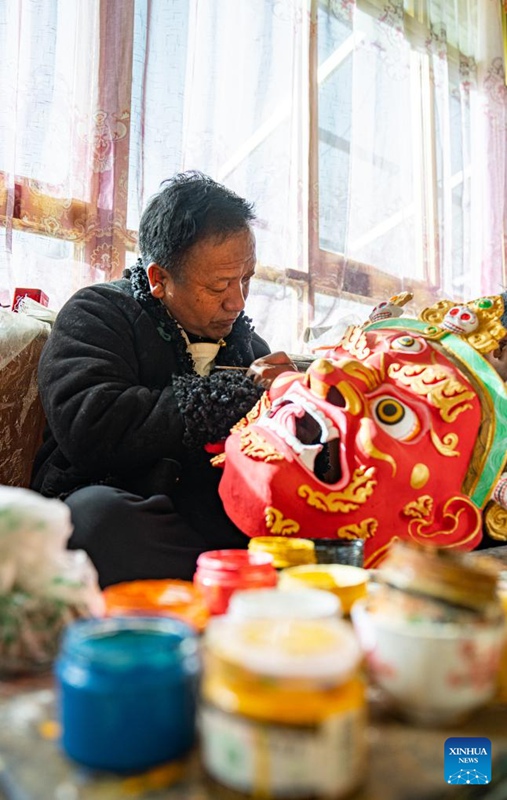 Habari picha: Mrithi wa ufundi wa jadi wa kutengeneza vinyago vya uso vya Kitibet mkoani Xizang, China